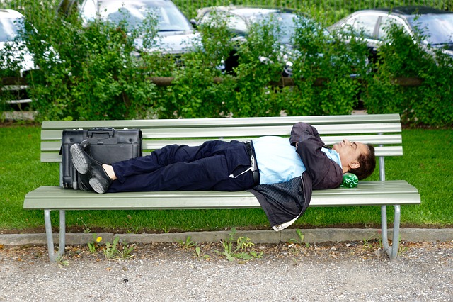 spánek na lavičce